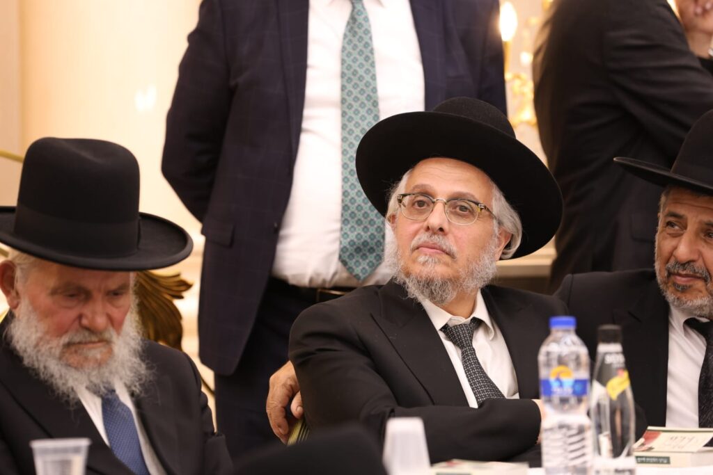 בראשות 200 רבני עדת תימן: המונים הקבילו את פני הגר"ד יוסף