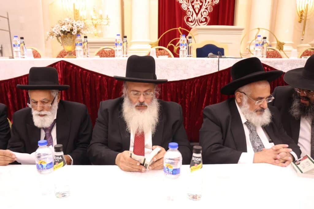 בראשות 200 רבני עדת תימן: המונים הקבילו את פני הגר"ד יוסף