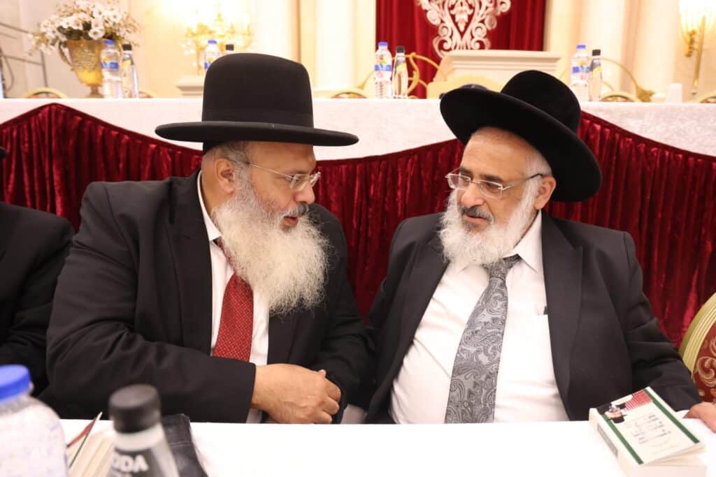 בראשות 200 רבני עדת תימן: המונים הקבילו את פני הגר"ד יוסף