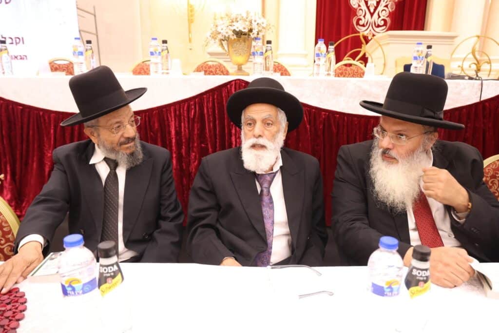 בראשות 200 רבני עדת תימן: המונים הקבילו את פני הגר"ד יוסף