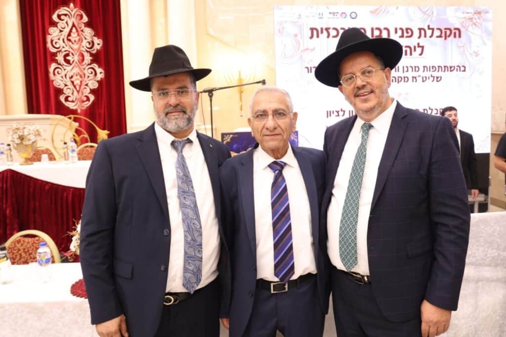 בראשות 200 רבני עדת תימן: המונים הקבילו את פני הגר"ד יוסף