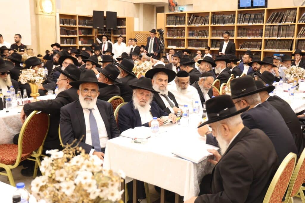 בראשות 200 רבני עדת תימן: המונים הקבילו את פני הגר"ד יוסף