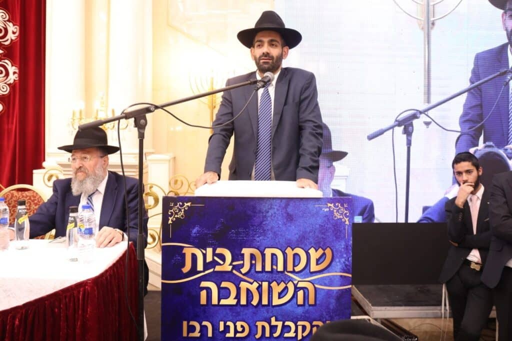 בראשות 200 רבני עדת תימן: המונים הקבילו את פני הגר"ד יוסף