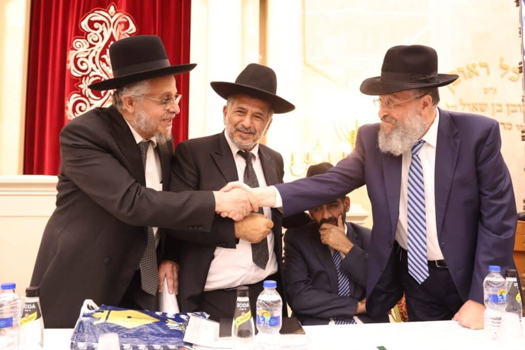 בראשות 200 רבני עדת תימן: המונים הקבילו את פני הגר"ד יוסף