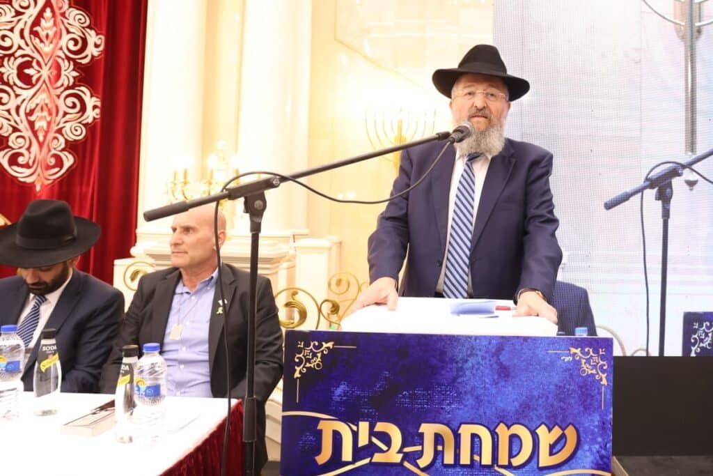 בראשות 200 רבני עדת תימן: המונים הקבילו את פני הגר"ד יוסף