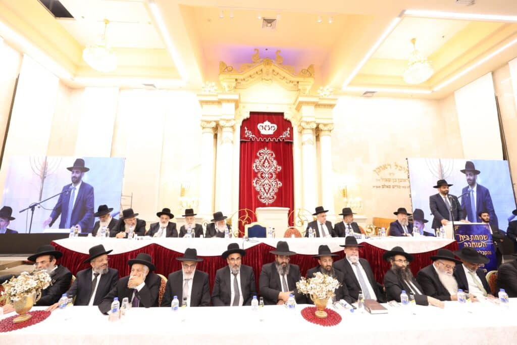 בראשות 200 רבני עדת תימן: המונים הקבילו את פני הגר"ד יוסף