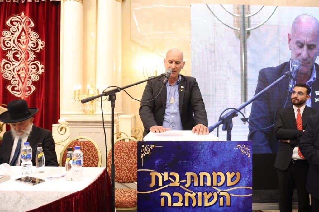 בראשות 200 רבני עדת תימן: המונים הקבילו את פני הגר"ד יוסף