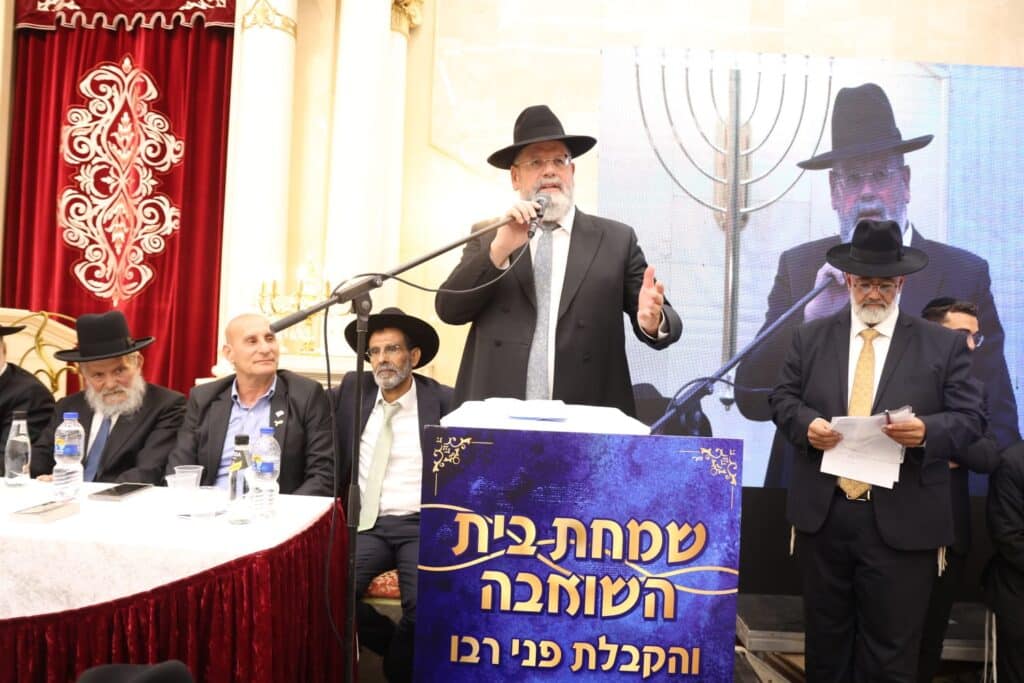 בראשות 200 רבני עדת תימן: המונים הקבילו את פני הגר"ד יוסף