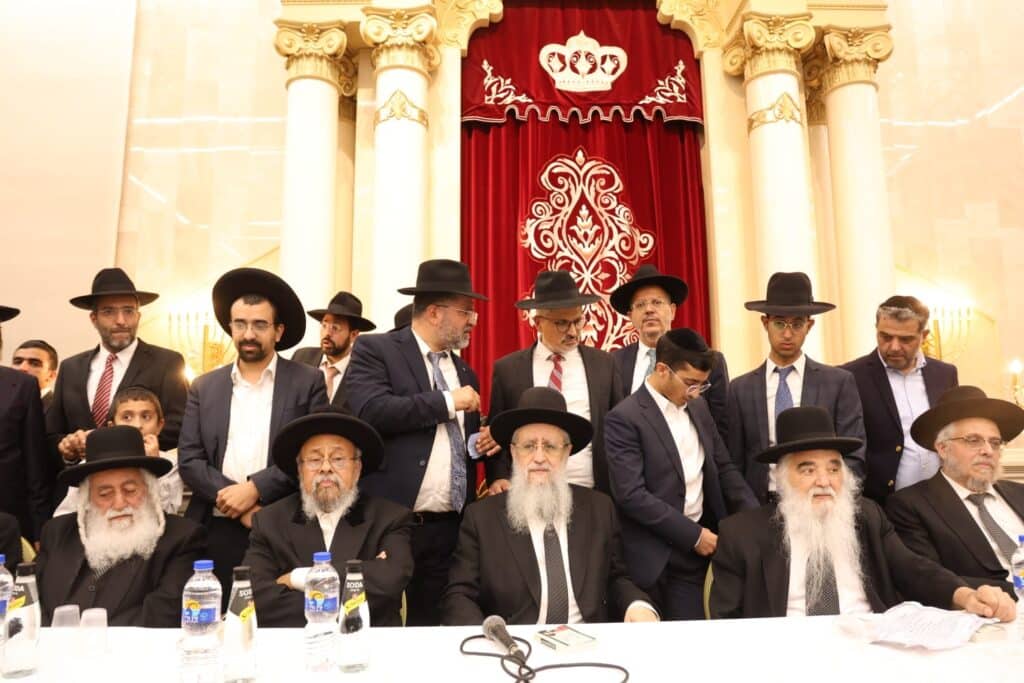 בראשות 200 רבני עדת תימן: המונים הקבילו את פני הגר"ד יוסף