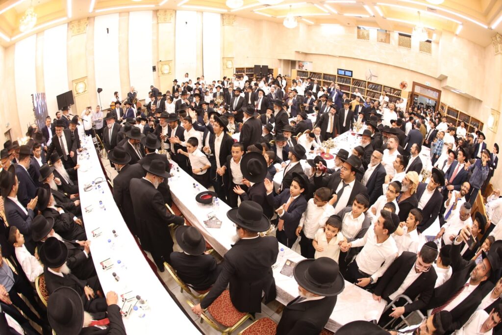 בראשות 200 רבני עדת תימן: המונים הקבילו את פני הגר"ד יוסף