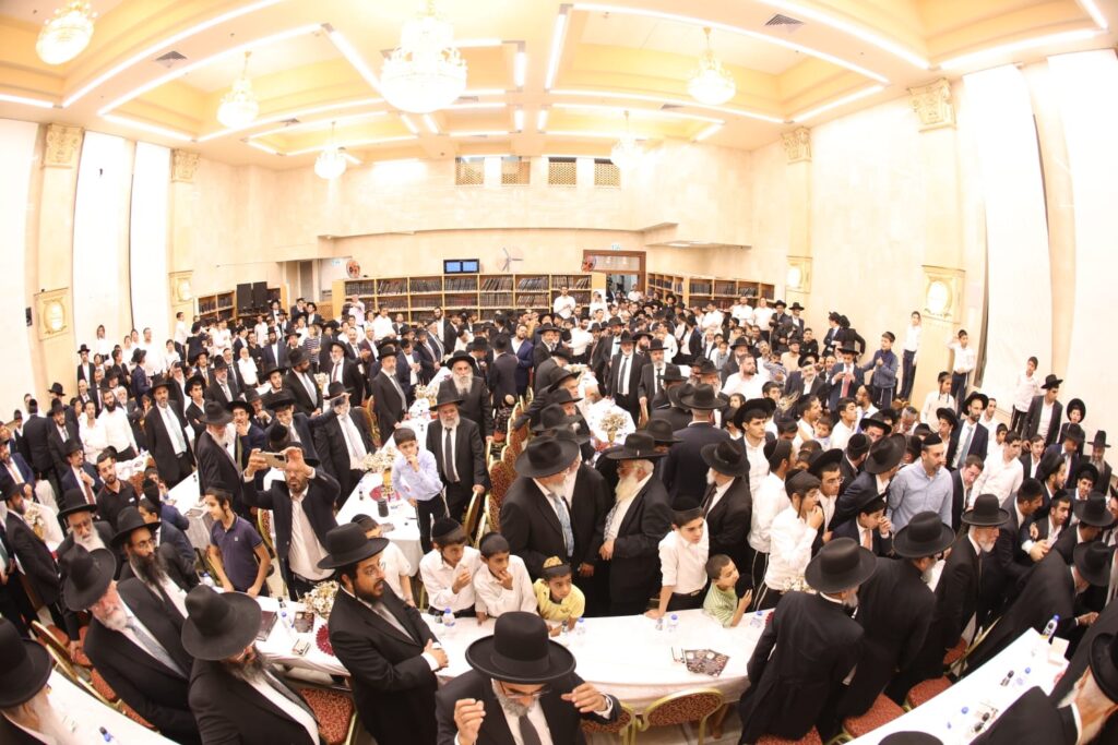 בראשות 200 רבני עדת תימן: המונים הקבילו את פני הגר"ד יוסף