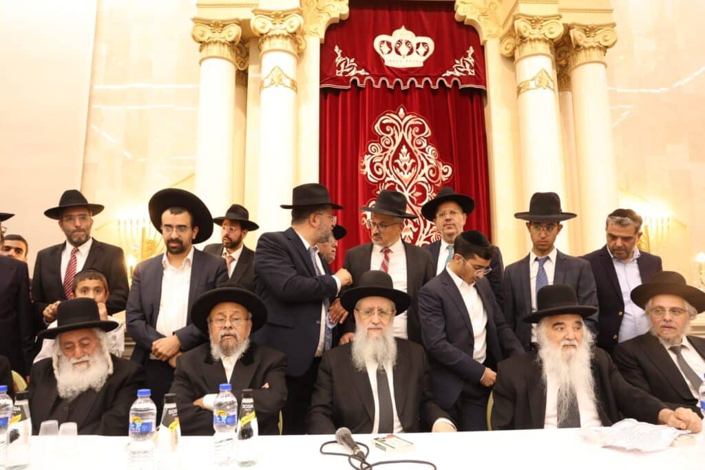 בראשות 200 רבני עדת תימן: המונים הקבילו את פני הגר"ד יוסף