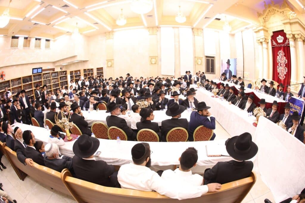 בראשות 200 רבני עדת תימן: המונים הקבילו את פני הגר"ד יוסף