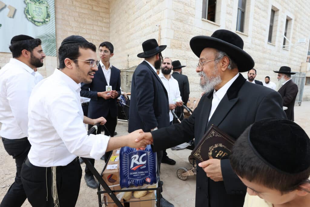 לחגי תשרי: הגר"א עפג'ין חילק אלפי סלי מזון למשפחות ברוכות