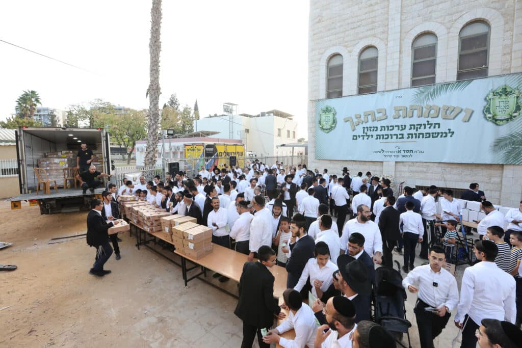 לחגי תשרי: הגר"א עפג'ין חילק אלפי סלי מזון למשפחות ברוכות