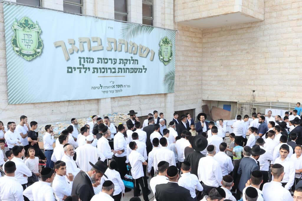 לחגי תשרי: הגר"א עפג'ין חילק אלפי סלי מזון למשפחות ברוכות