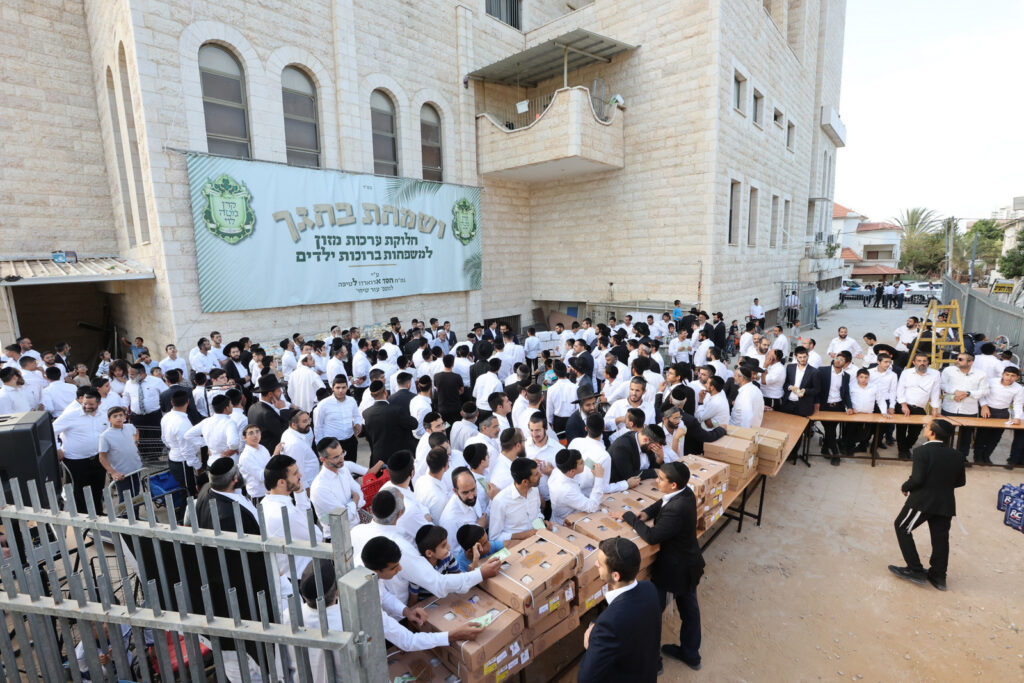 לחגי תשרי: הגר"א עפג'ין חילק אלפי סלי מזון למשפחות ברוכות
