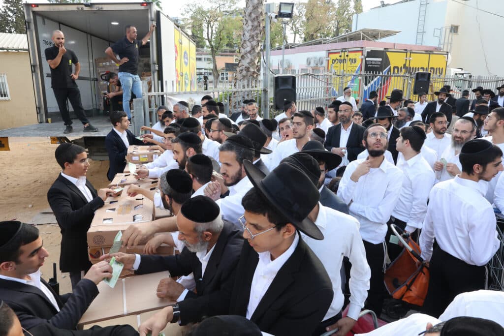 לחגי תשרי: הגר"א עפג'ין חילק אלפי סלי מזון למשפחות ברוכות