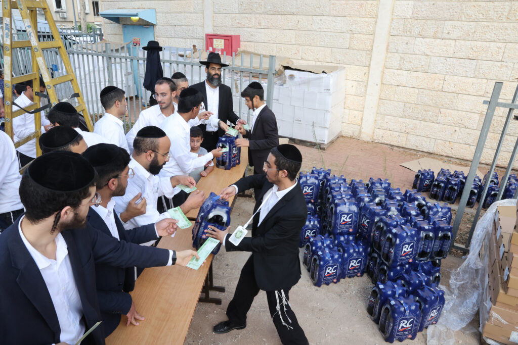 לחגי תשרי: הגר"א עפג'ין חילק אלפי סלי מזון למשפחות ברוכות