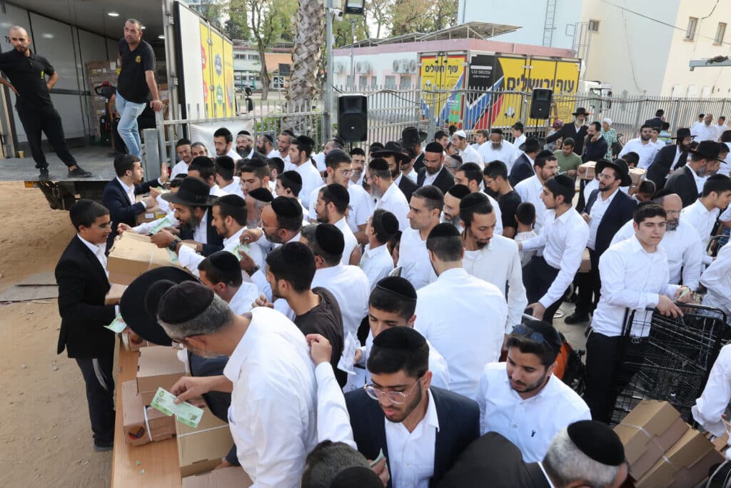 לחגי תשרי: הגר"א עפג'ין חילק אלפי סלי מזון למשפחות ברוכות