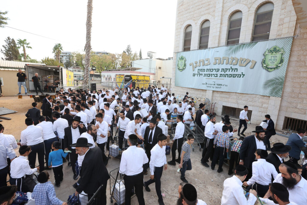 לחגי תשרי: הגר"א עפג'ין חילק אלפי סלי מזון למשפחות ברוכות