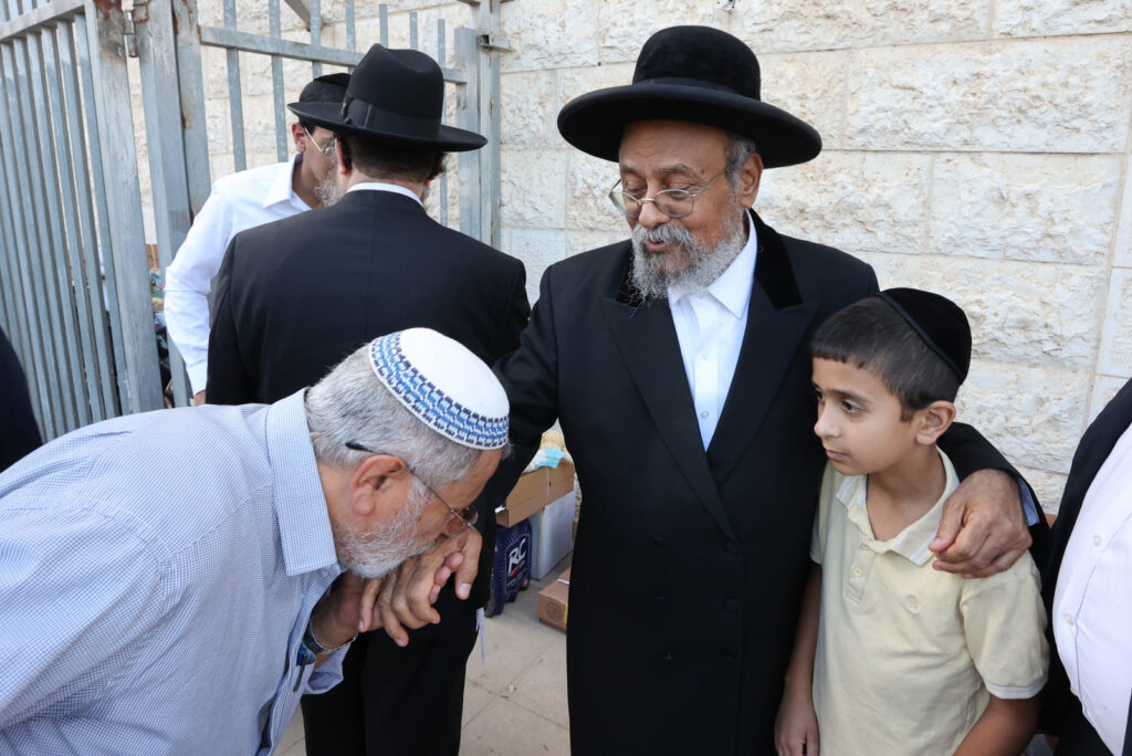 לחגי תשרי: הגר"א עפג'ין חילק אלפי סלי מזון למשפחות ברוכות