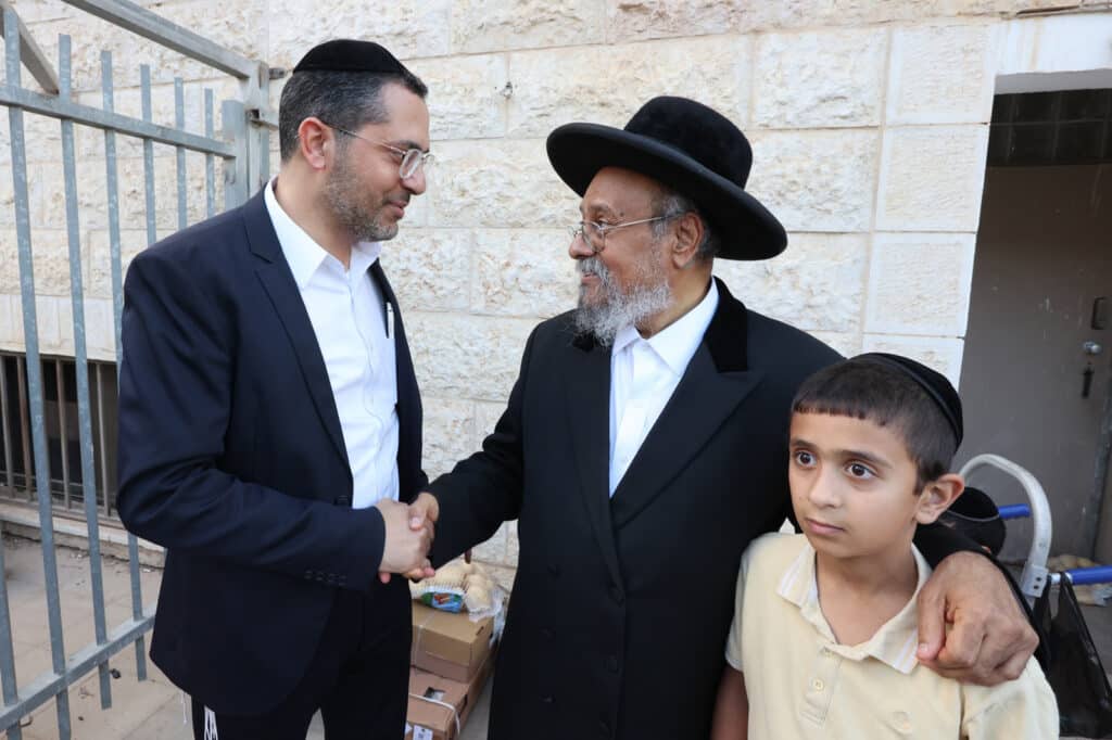 לחגי תשרי: הגר"א עפג'ין חילק אלפי סלי מזון למשפחות ברוכות