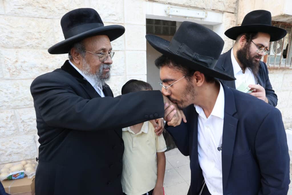 לחגי תשרי: הגר"א עפג'ין חילק אלפי סלי מזון למשפחות ברוכות