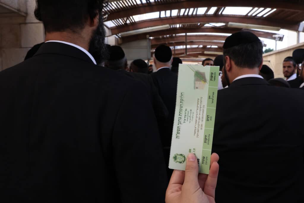 לחגי תשרי: הגר"א עפג'ין חילק אלפי סלי מזון למשפחות ברוכות