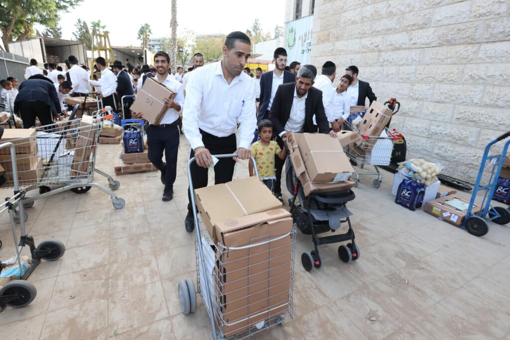 לחגי תשרי: הגר"א עפג'ין חילק אלפי סלי מזון למשפחות ברוכות