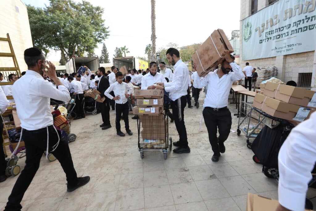 לחגי תשרי: הגר"א עפג'ין חילק אלפי סלי מזון למשפחות ברוכות