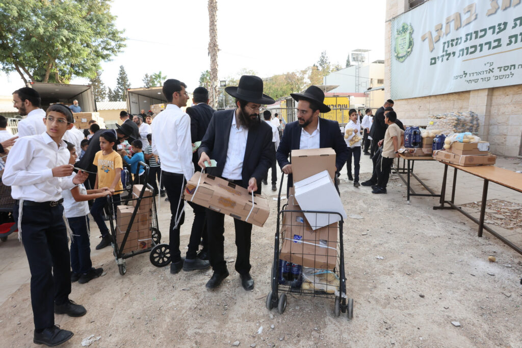 לחגי תשרי: הגר"א עפג'ין חילק אלפי סלי מזון למשפחות ברוכות