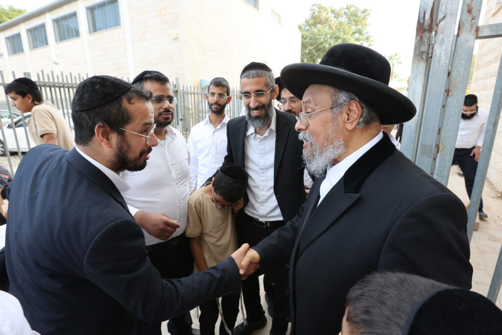 לחגי תשרי: הגר"א עפג'ין חילק אלפי סלי מזון למשפחות ברוכות