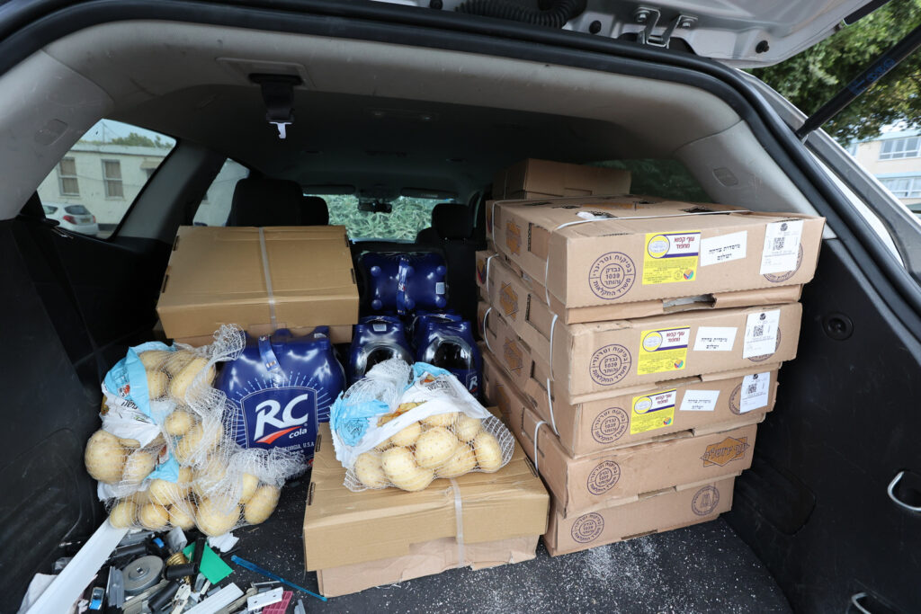 לחגי תשרי: הגר"א עפג'ין חילק אלפי סלי מזון למשפחות ברוכות