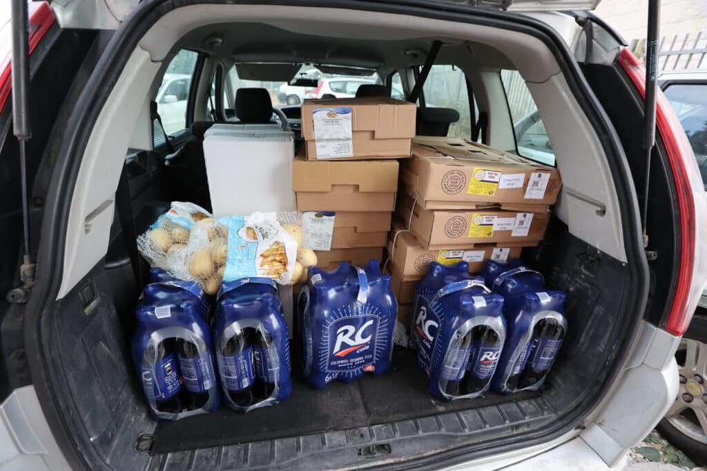 לחגי תשרי: הגר"א עפג'ין חילק אלפי סלי מזון למשפחות ברוכות