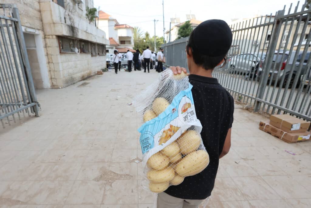 לחגי תשרי: הגר"א עפג'ין חילק אלפי סלי מזון למשפחות ברוכות