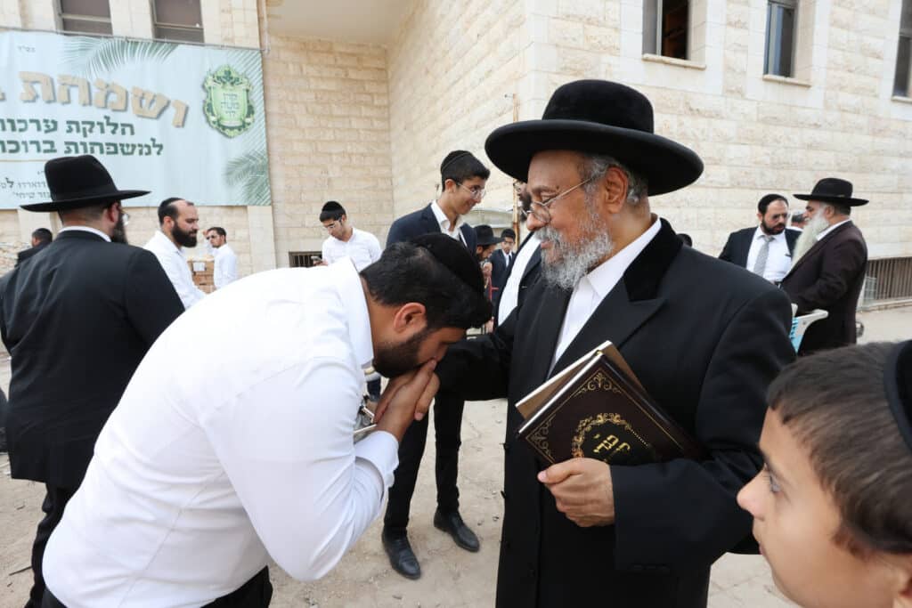 לחגי תשרי: הגר"א עפג'ין חילק אלפי סלי מזון למשפחות ברוכות