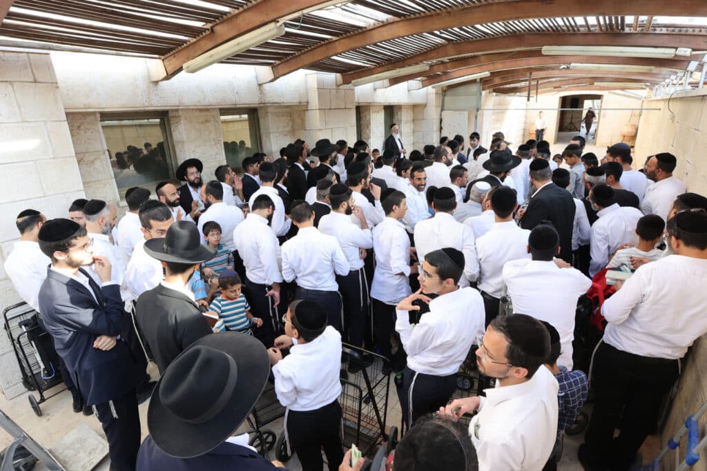 לחגי תשרי: הגר"א עפג'ין חילק אלפי סלי מזון למשפחות ברוכות