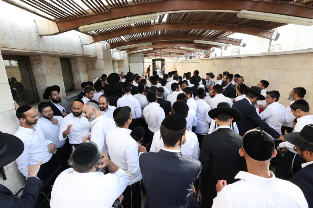 לחגי תשרי: הגר"א עפג'ין חילק אלפי סלי מזון למשפחות ברוכות