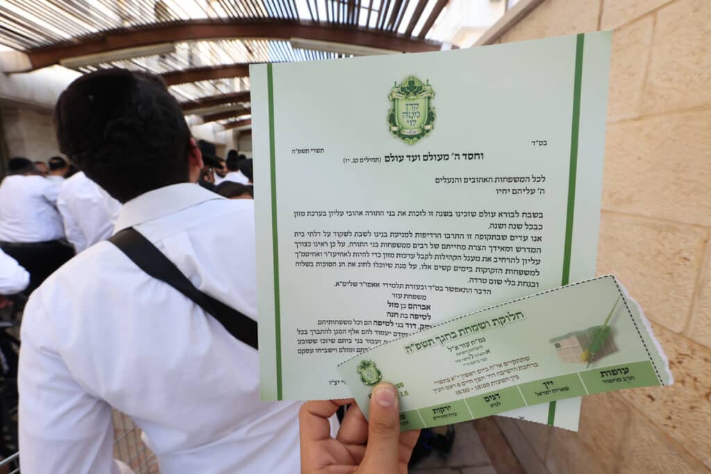 לחגי תשרי: הגר"א עפג'ין חילק אלפי סלי מזון למשפחות ברוכות