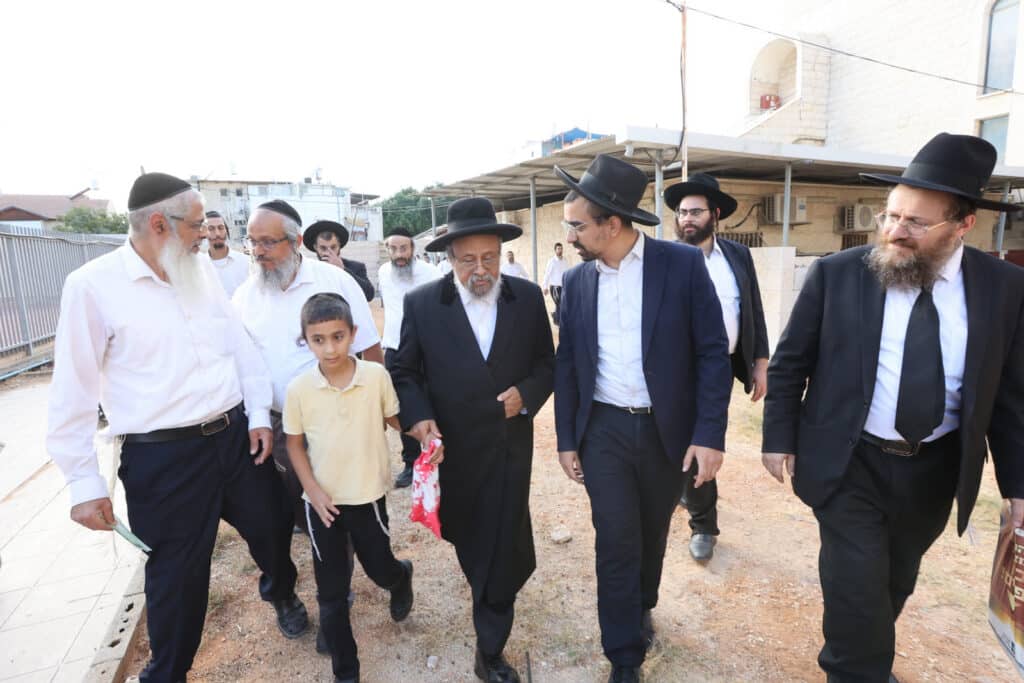 לחגי תשרי: הגר"א עפג'ין חילק אלפי סלי מזון למשפחות ברוכות