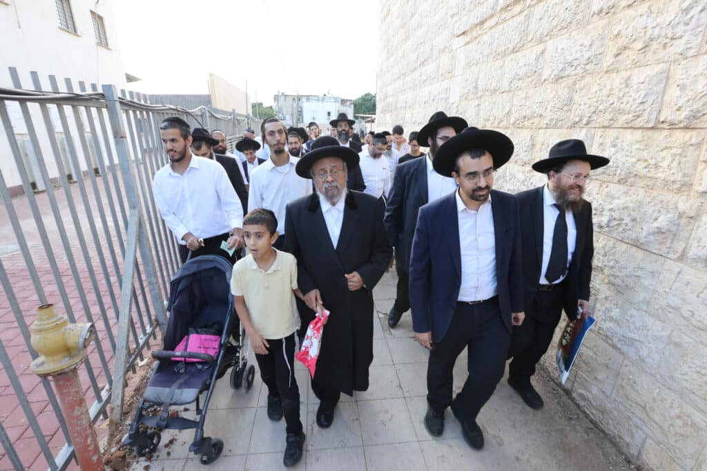 לחגי תשרי: הגר"א עפג'ין חילק אלפי סלי מזון למשפחות ברוכות