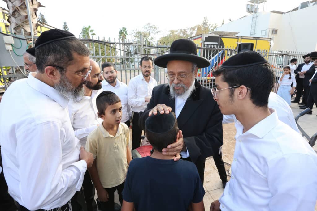 לחגי תשרי: הגר"א עפג'ין חילק אלפי סלי מזון למשפחות ברוכות