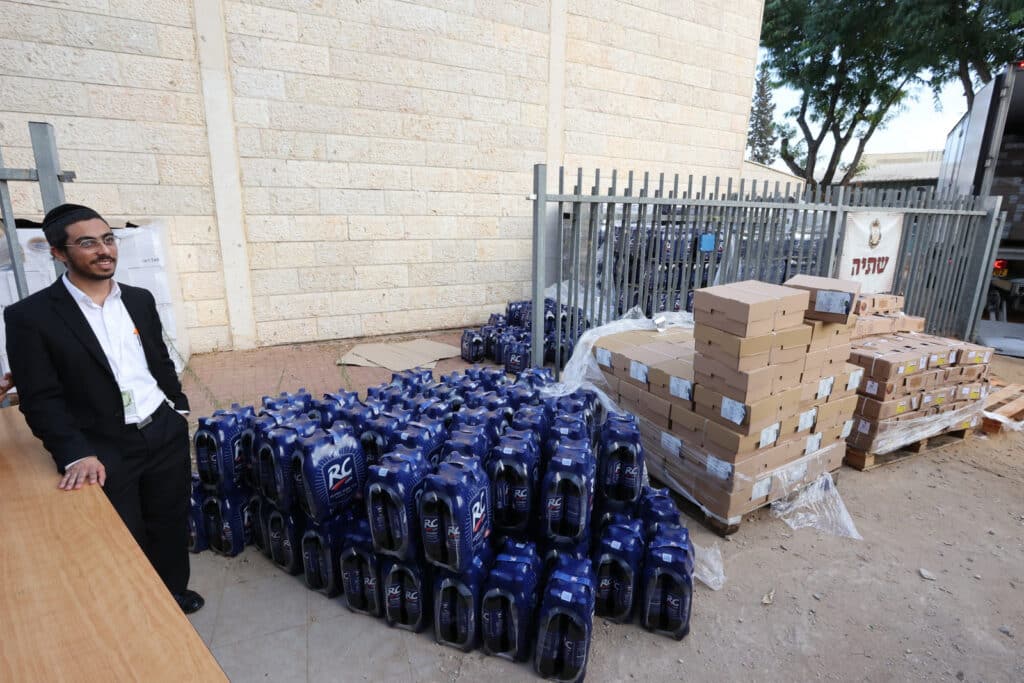 לחגי תשרי: הגר"א עפג'ין חילק אלפי סלי מזון למשפחות ברוכות