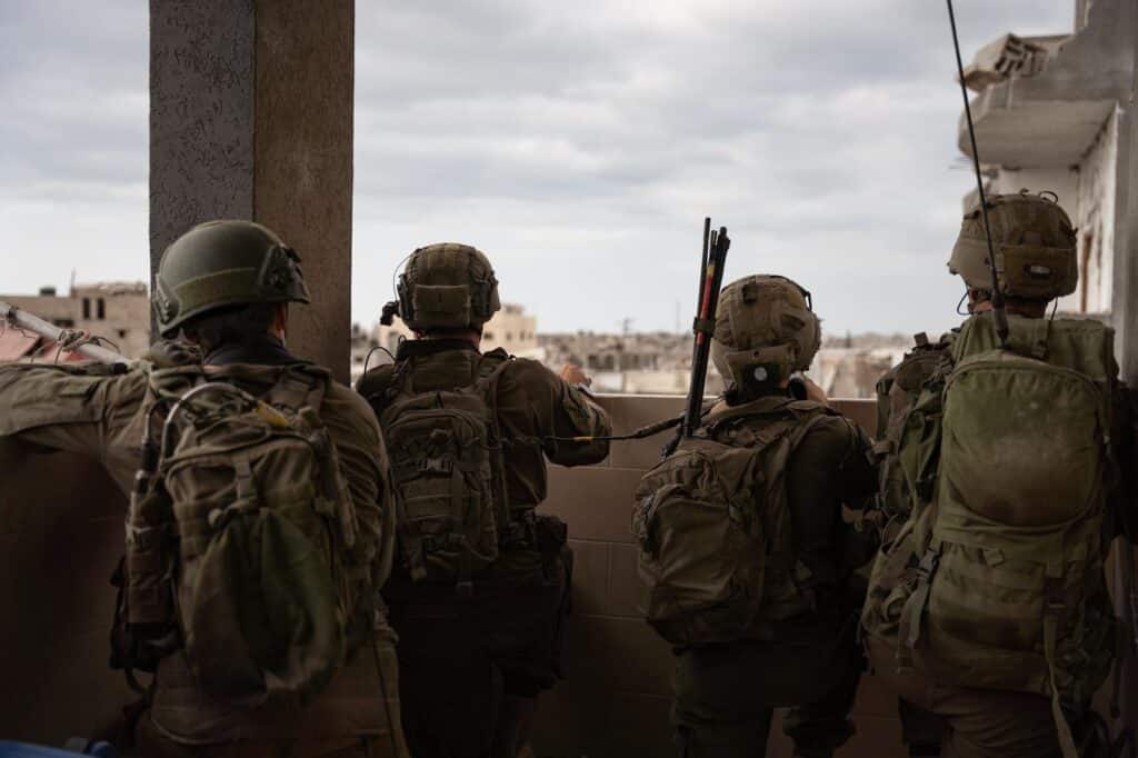 רגע לפני שברח: צפו בתיעוד מירי הפגז שחיסל את סינוואר רגע לפני שברח: צפו בתיעוד מירי הפגז שחיסל את סינוואר