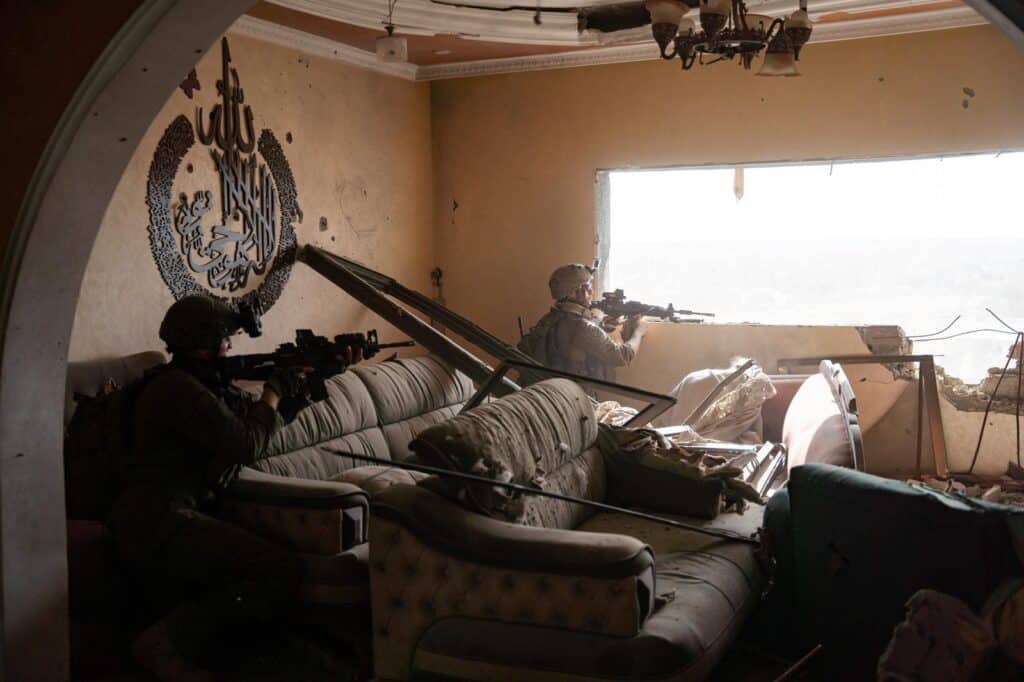 רגע לפני שברח: צפו בתיעוד מירי הפגז שחיסל את סינוואר רגע לפני שברח: צפו בתיעוד מירי הפגז שחיסל את סינוואר