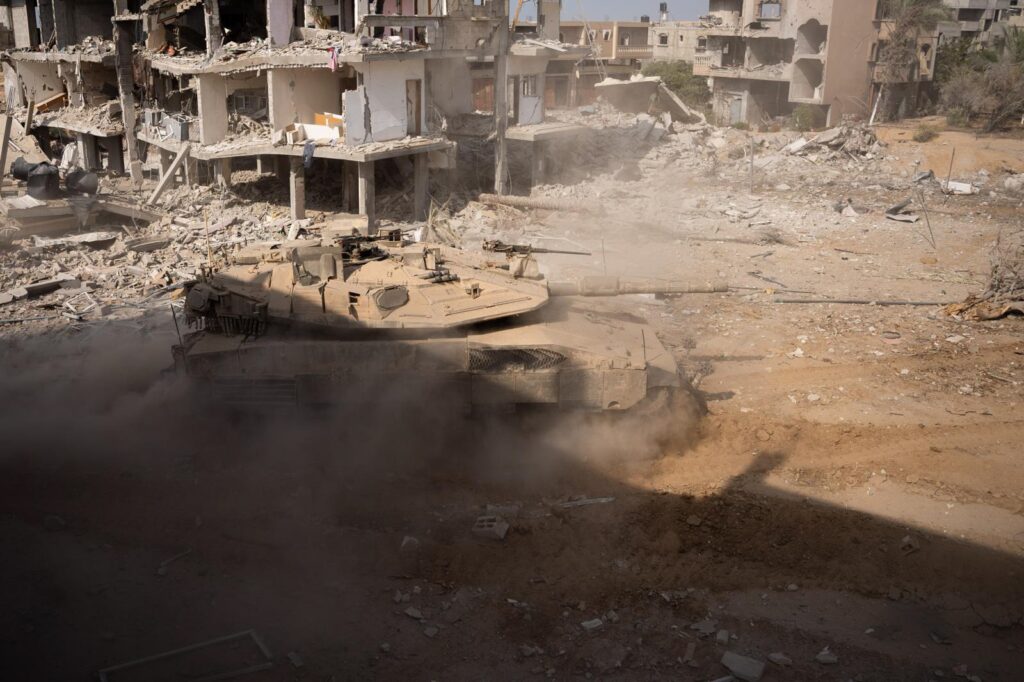 רגע לפני שברח: צפו בתיעוד מירי הפגז שחיסל את סינוואר רגע לפני שברח: צפו בתיעוד מירי הפגז שחיסל את סינוואר