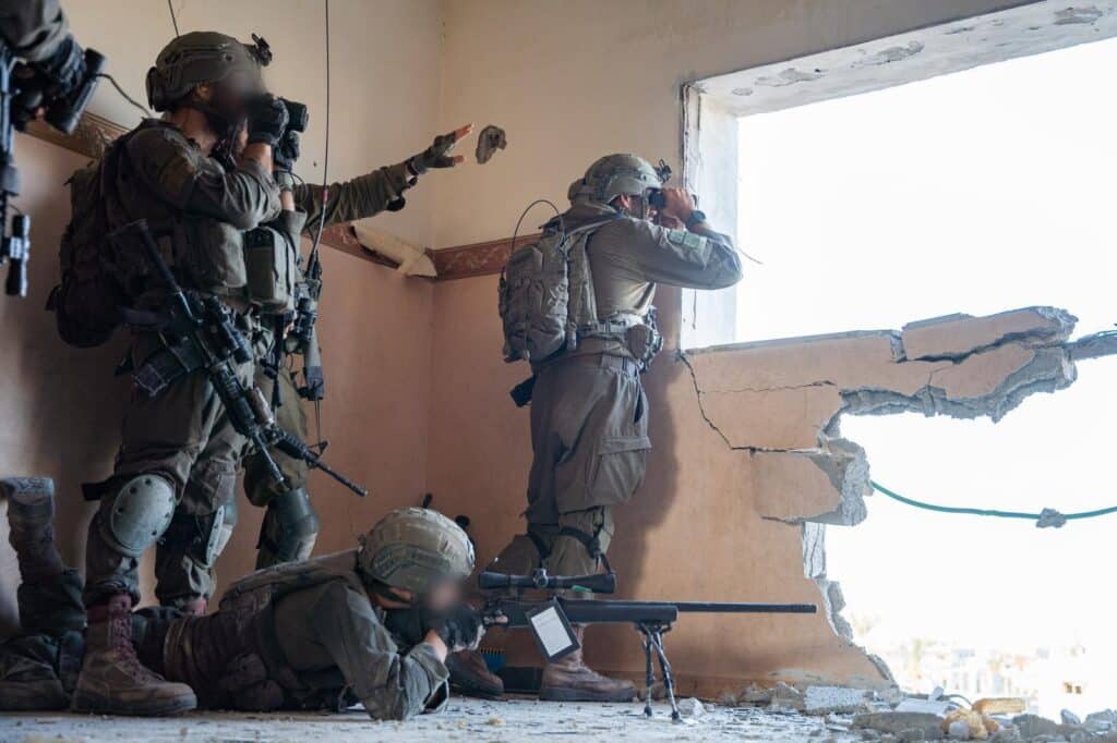 רגע לפני שברח: צפו בתיעוד מירי הפגז שחיסל את סינוואר רגע לפני שברח: צפו בתיעוד מירי הפגז שחיסל את סינוואר