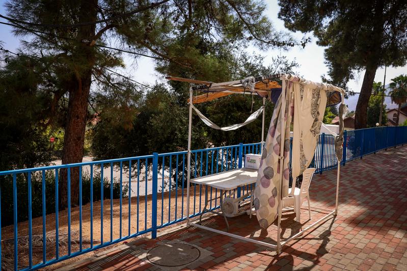 הבתים נטושים והסוכות בקריית שמונה עומדות משנה שעברה