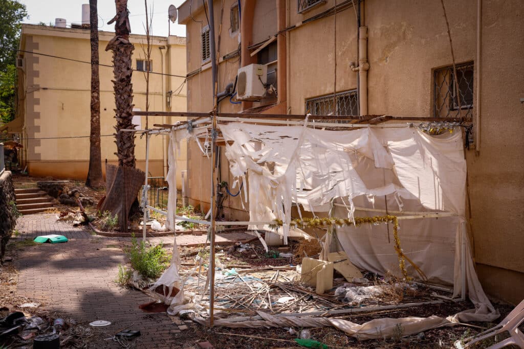 הבתים נטושים והסוכות בקריית שמונה עומדות משנה שעברה